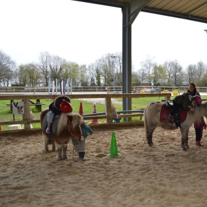 Avant de descendre, chacun fait un calin à son poney, puis l'autre monte à son tour.